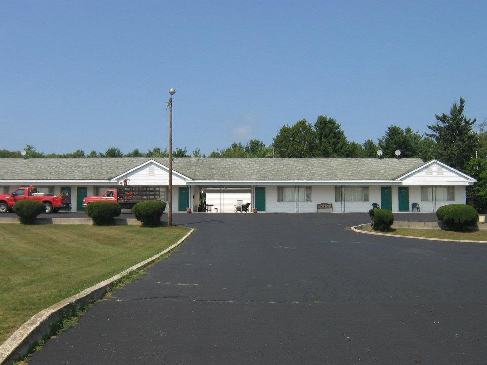 Chapel Hill Motel Brevort Esterno foto