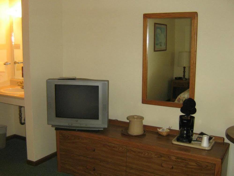 Chapel Hill Motel Brevort Esterno foto