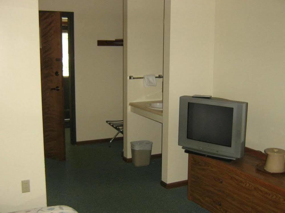 Chapel Hill Motel Brevort Esterno foto